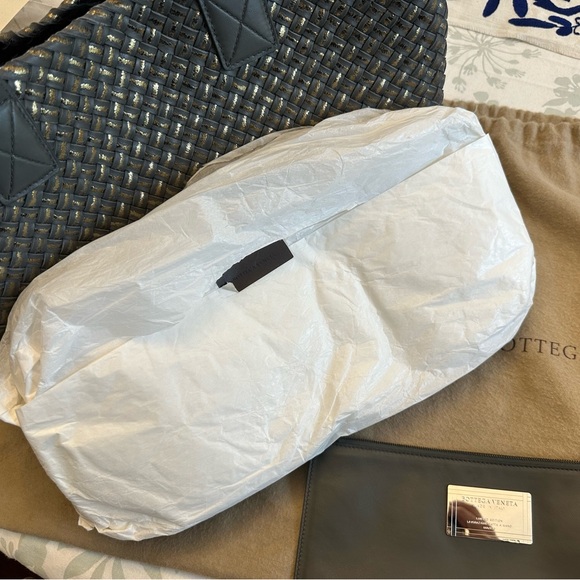 Stunning Bottega Veneta Medium Cabat Tote, Limited Edition, Dark Gray and Gold - Picture 7 of 11